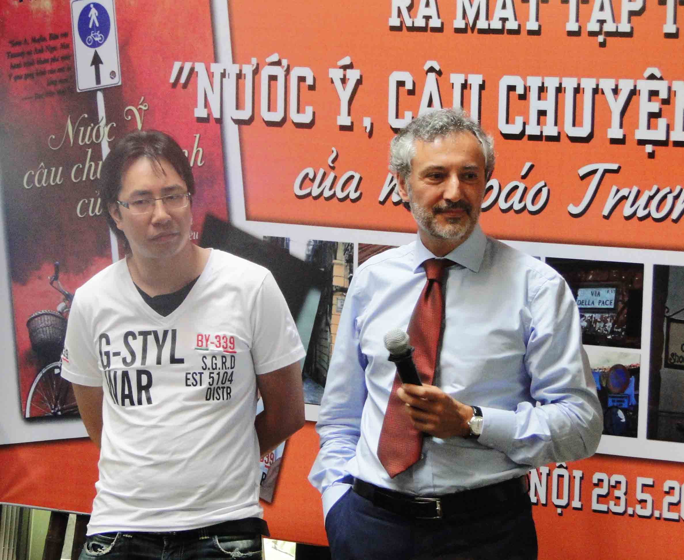 Truong Anh Ngoc presents “Italy My Love Story” book in Hanoi